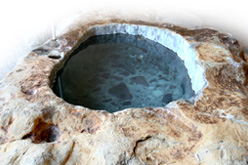 亀石の浴槽
